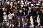 G6球衣拍卖创纪录！库里22年总决赛场均轰31.2分6板5助 全票FMVP